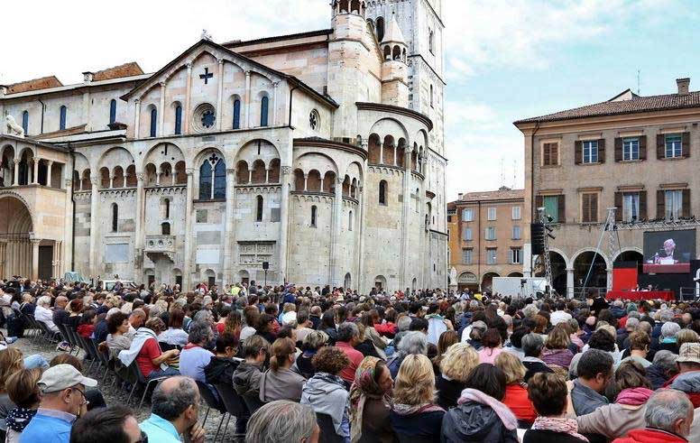 Conta persone presenti al Festival della Filosofia a Modena